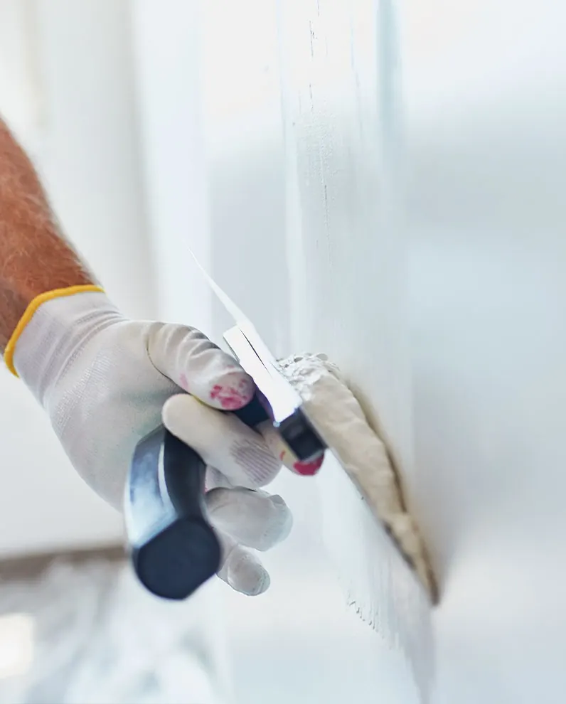 Application d’enduit sur un mur à la spatule