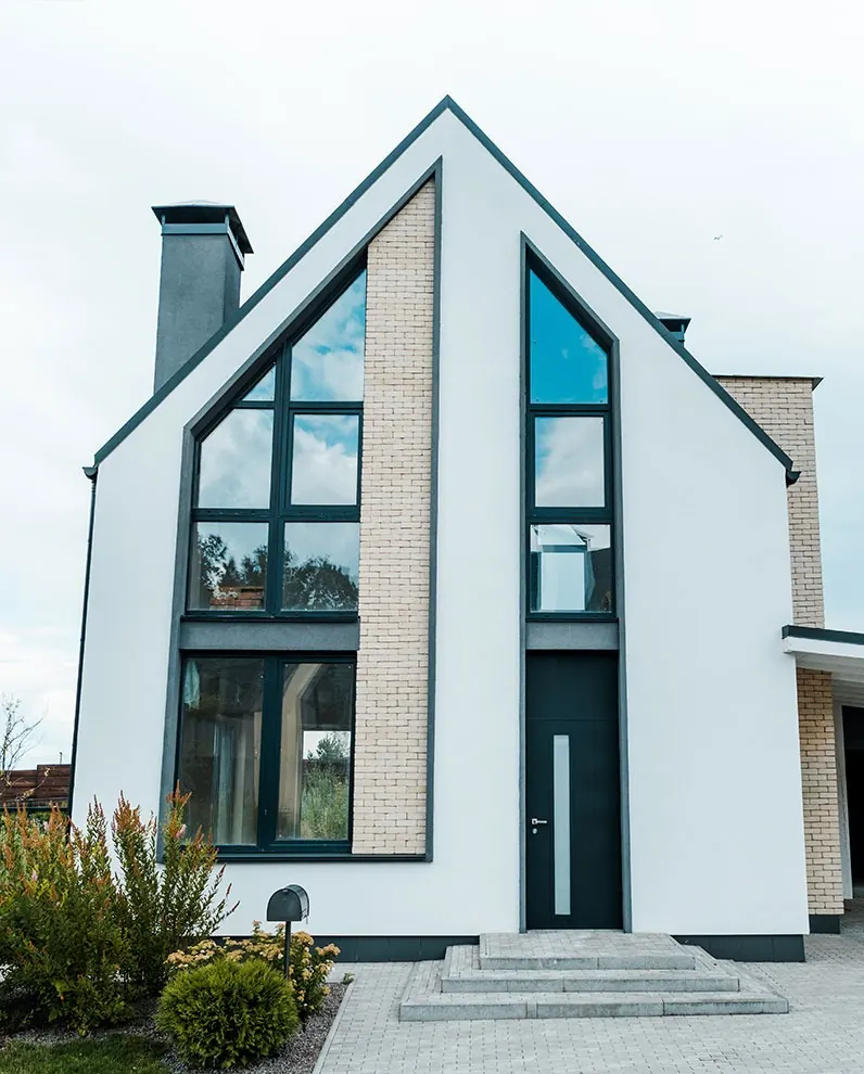 Maison moderne à la façade blanche