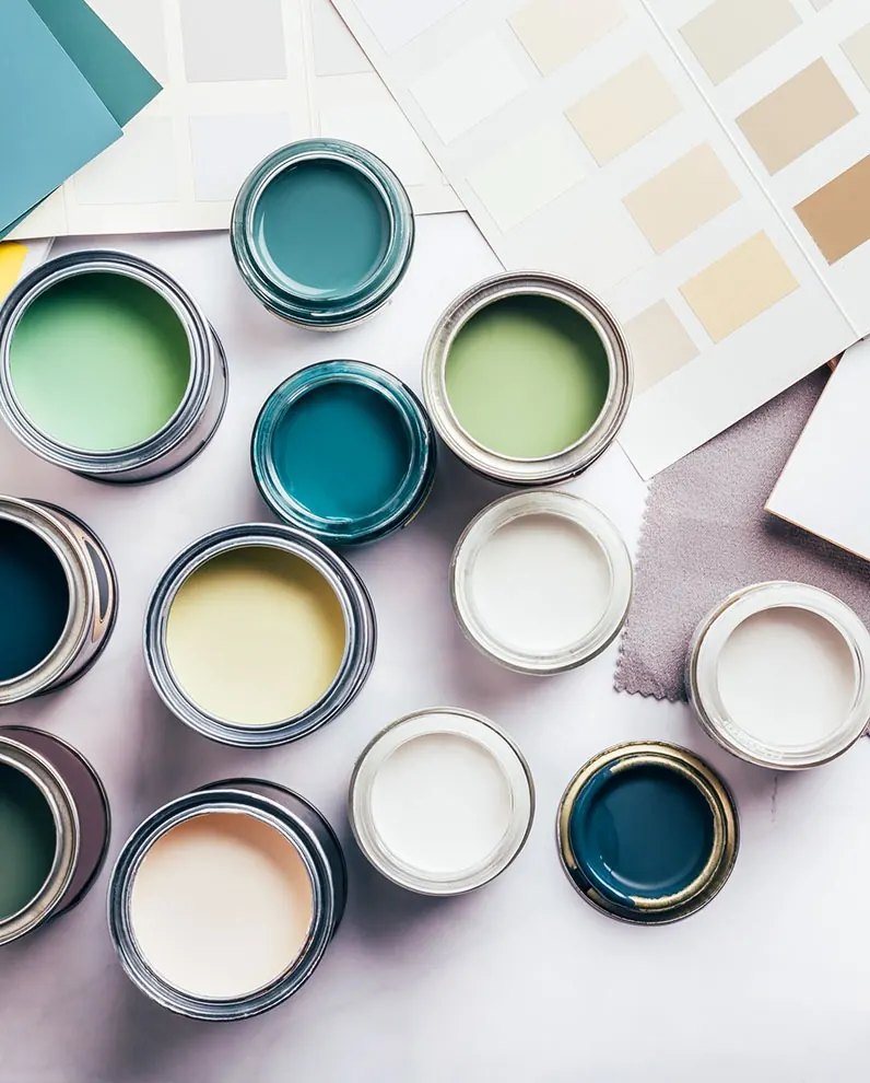 Pots de peinture ouverts et nuancier de couleurs
